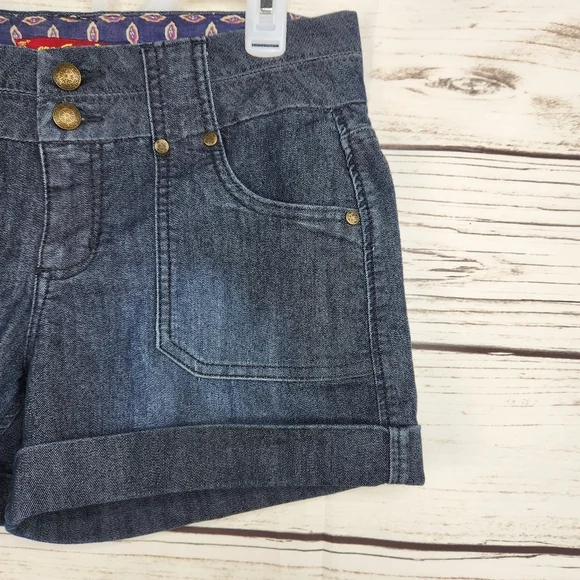 One 5 One Denim Woman's Shorts Size 4 Decorative Adorable Buttons - Picture 4 of 8